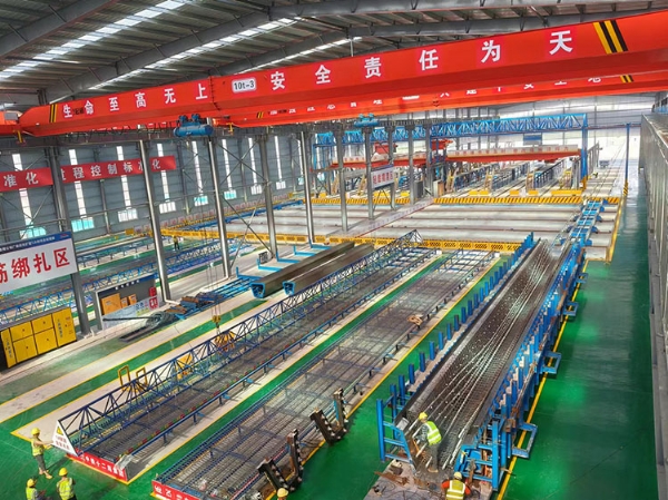 中鐵十二局廣珠改擴建智慧化梁場箱梁澆筑施工現(xiàn)場